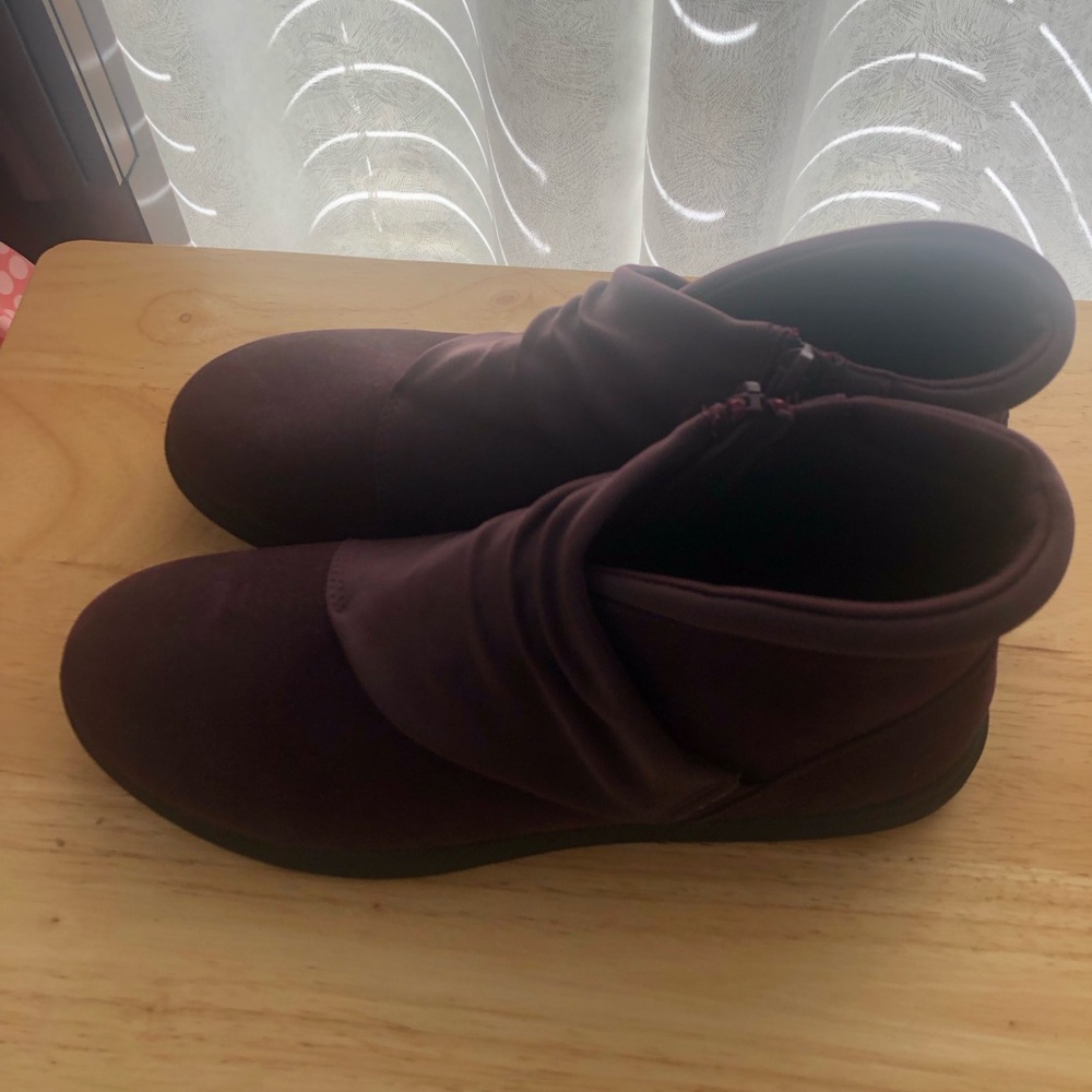 NWOT Clarks Cloudsteppers Purple Burgundy Breeze Dusk Booties Boots Size 9 - Picture 3 of 14